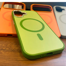 Cargar imagen en el visor de la galería, Estuche Funda Urban Soft case Para Iphone 17