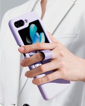 Cargar imagen en el visor de la galería, Estuche Nillkin Finger Strap Liquid Silicone Samsung Z Flip5