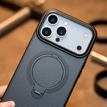 Cargar imagen en el visor de la galería, Estuche Funda Urban fibra Carbono con magsafe para IPhone 17 pro
