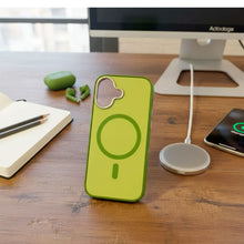Cargar imagen en el visor de la galería, Estuche Funda Urban Soft case Para Iphone 17
