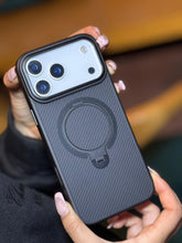 Cargar imagen en el visor de la galería, Estuche Funda Urban fibra Carbono con magsafe para IPhone 17 pro
